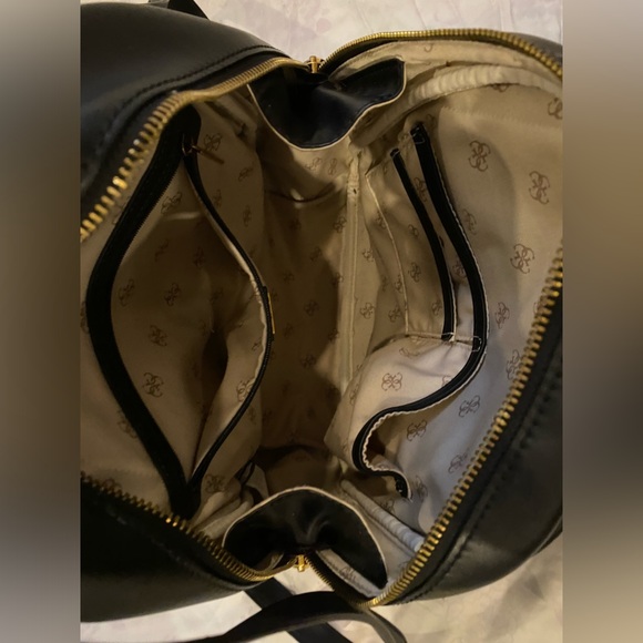 Classic and beautiful Guess backpack-style purse. - Picture 4 of 4